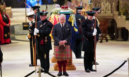 Despiden a la reina Isabel II en Edimburgo, Escocia; hubo algunos arrestados
