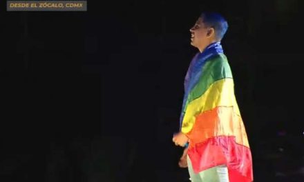 Jhonny Caz de Grupo Firme ondea la bandera LGBTI+ en el Zócalo