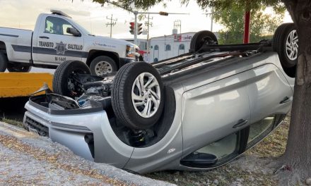 Regio queda con neumáticos hacia arriba después de chocar en Saltillo