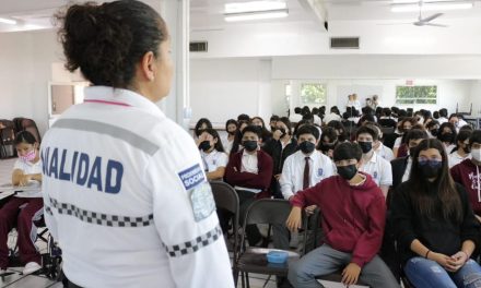 Capacitan a estudiantes en Torreón sobre culura vial