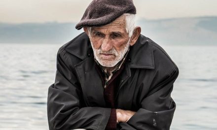 Abuelito de 102 años celebra falsa boda para demostrar que sigue vivo
