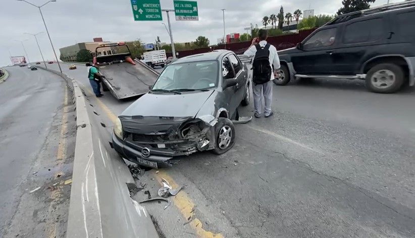 Hombre destruye su auto al impactarlo contra las ballenas de concreto en Saltillo