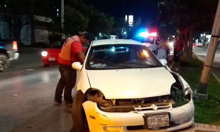 Saltillo: Albañiles derriban luminaria en V. Carranza; conductor presentaba aliento alcohólico
