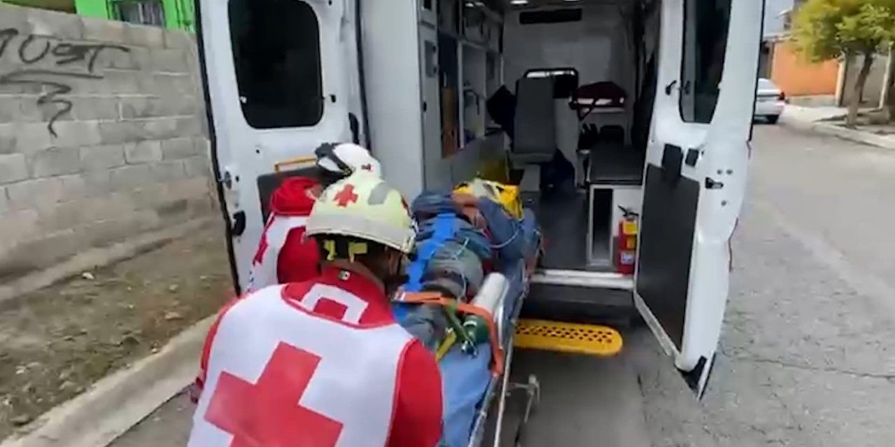Albañil cae de dos metros de altura en Saltillo