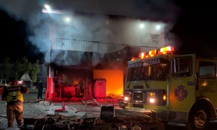 Arteaga: Arde expendio; nada se salva