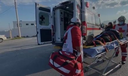 Conductora se encandila con el sol y arrolla a motociclista en Saltillo
