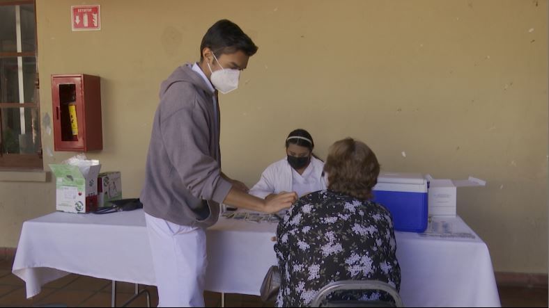 Vacunan a población vulnerable contra influenza en Arteaga