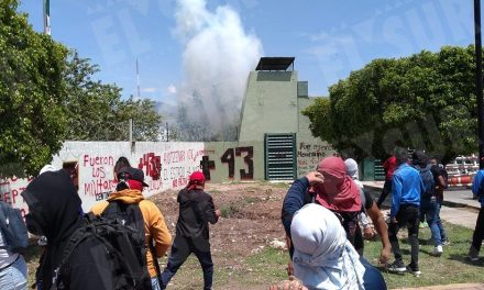 Caso Ayotzinapa: ‘Normalistas’ encapuchados lesionan a 39 policías y soldados