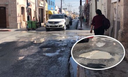 Sigue creciendo bache en pleno Centro Histórico de Saltillo: se forma socavón