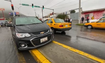 Derrapa, choca transporte y se sube a camellón sobre calzada Madero en Saltillo