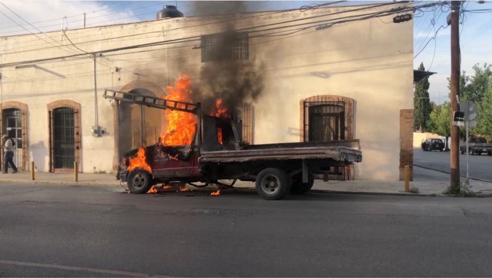Arde camión en Otilio González y termina en pérdida total, en Saltillo