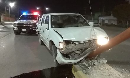 Abandonan camioneta de la Narro en Saltillo; conductor derribó una luminaria