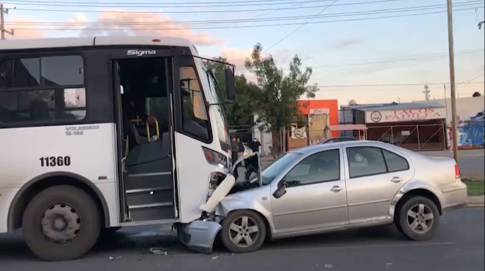 Choque múltiple deja caos vial en la colonia San Lorenzo, en Saltillo