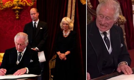 ¿Ya se le subió? Video del rey Carlos III aparentemente enojado con empleados da la vuelta al internet