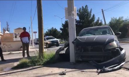 Saltillo: Choca su auto contra un poste sobre bulevar José Musa de León
