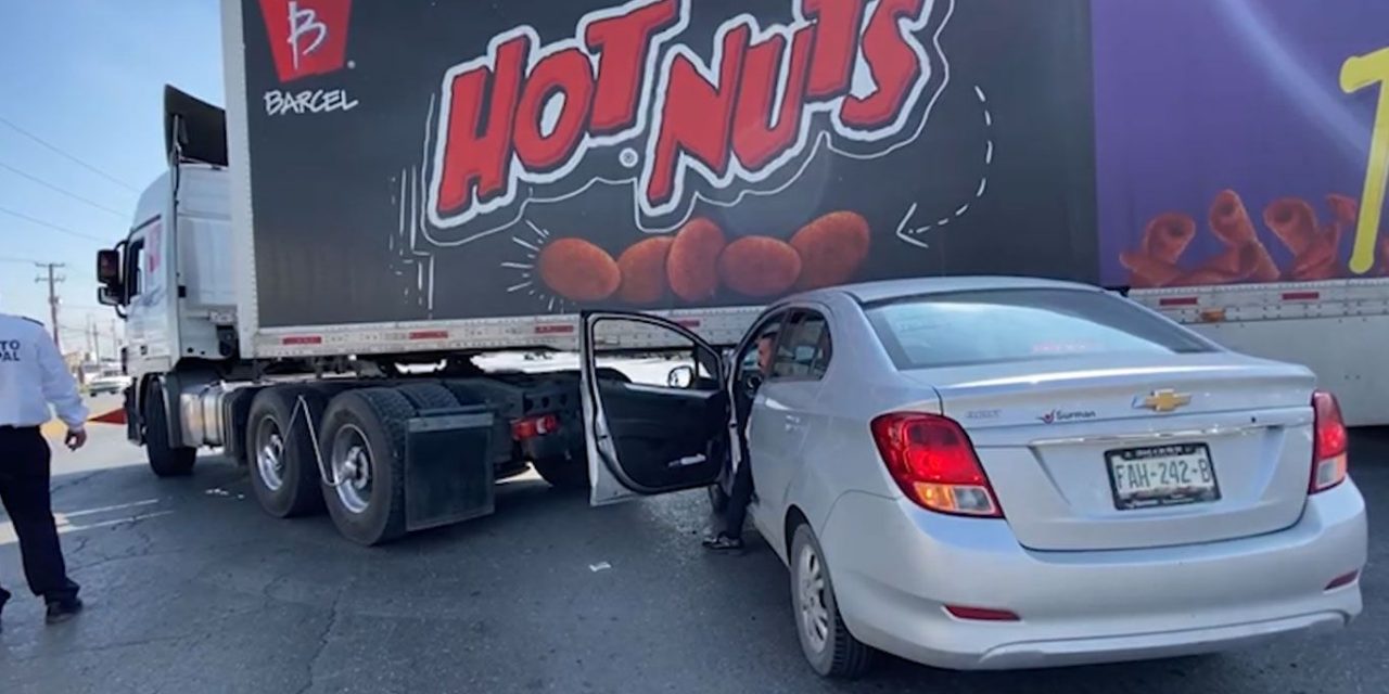 Saltillo: Choque sobre periférico LEA provoca daños materiales y caos vial