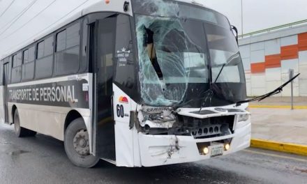 Choca por alcance transporte de personal con ruta urbana en Saltillo; hay cuatro lesionados