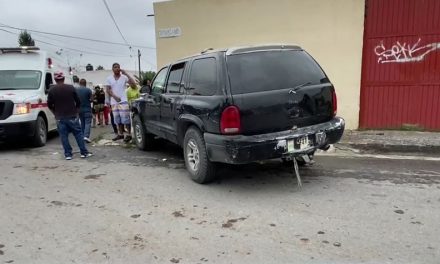 Menores chocan camioneta en la colonia La Morita y resultan lesionados, en Saltillo