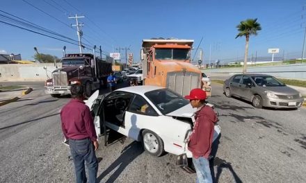 Saltillo: Lo impactan dos unidades de carga sobre bulevar Fundadores