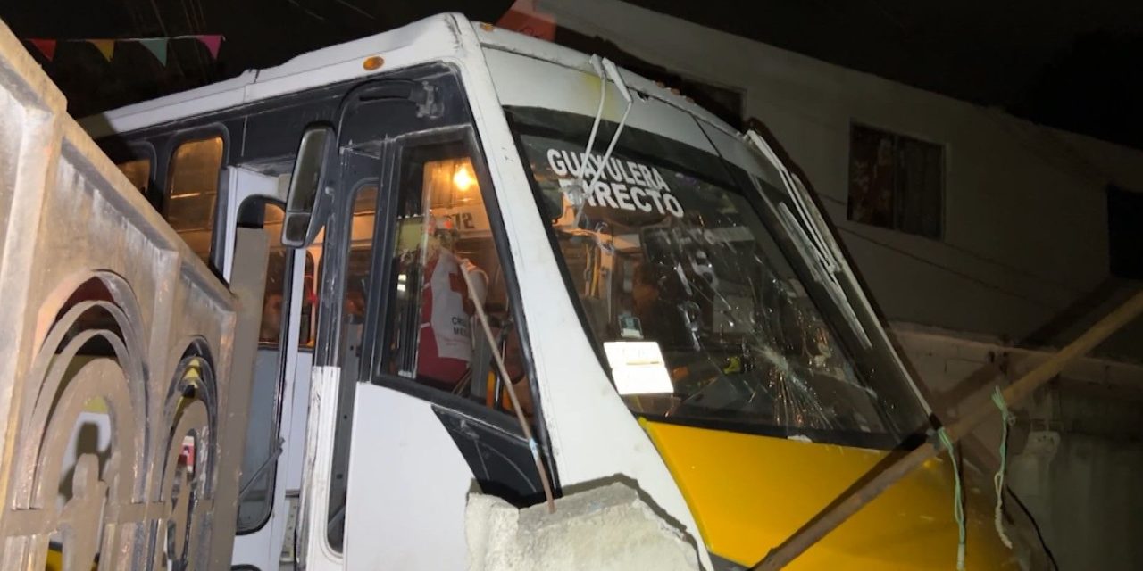 Combi se queda sin frenos y se detiene en una casa en Saltillo