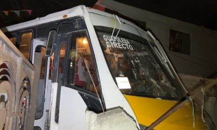 Combi se queda sin frenos y se detiene en una casa en Saltillo