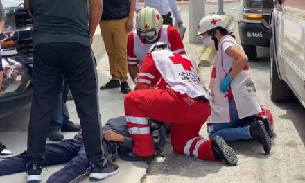 Motociclista termina en el suelo al impactarse contra auto en Saltillo