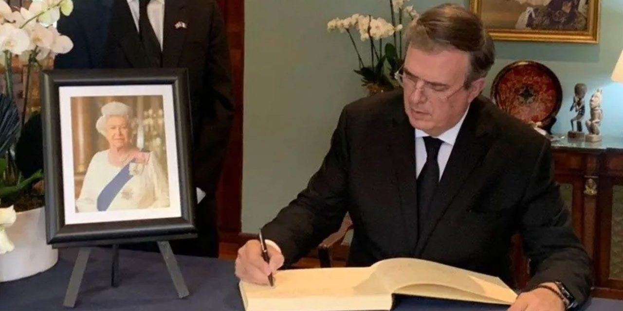 Ebrard acudirá a funerales de la reina Isabel II representando a México