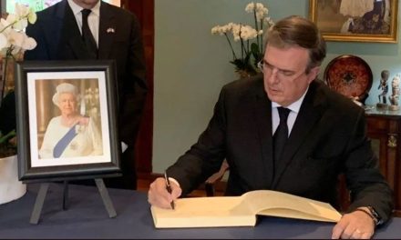 Ebrard acudirá a funerales de la reina Isabel II representando a México