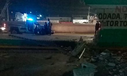 Le hace nueva entrada: Ebrio choca contra el Mercado de Abastos de Saltillo