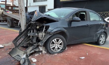 Saltillo: Mujer no hace alto y se impacta contra un poste en Los Pinos