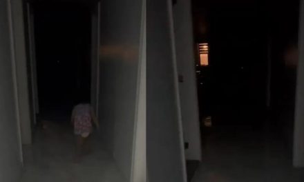 El aterrador video de una niña que saluda a un fantasma en su casa y su madre corre y la deja sola
