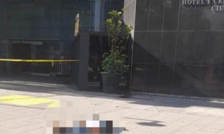 Hombre se lanza desde lo alto del Hotel Hilton en la Ciudad de México (video)