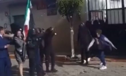 Lanzan huevos y globos con agua a la alcaldesa de Mazatecóchco, Tlaxcala (Video)