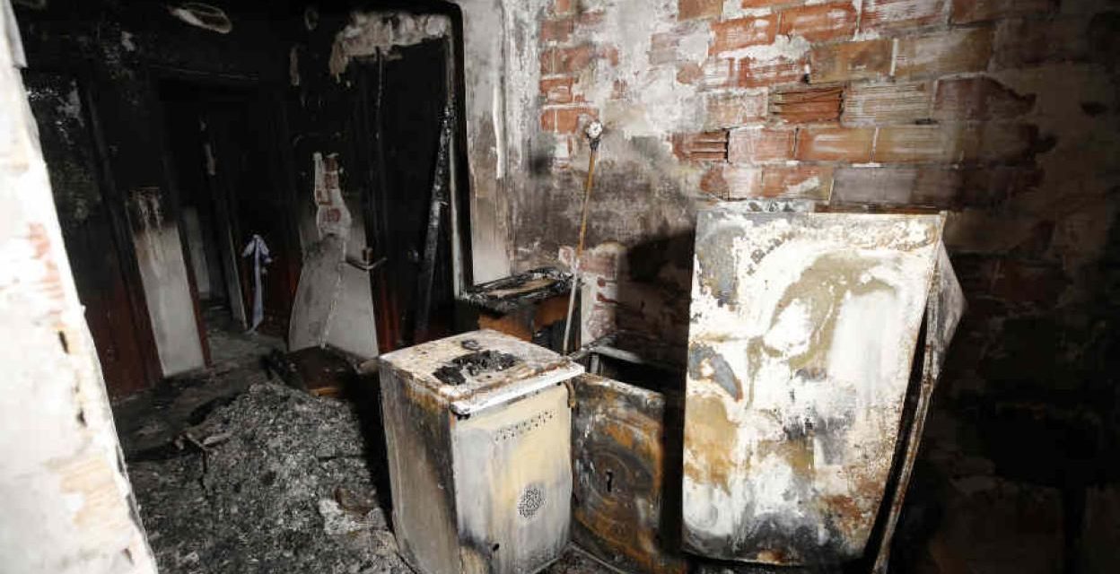 Incendio la despierta en Saltillo; pudo salir a tiempo pero el fuego arrasó con sus pertenencias