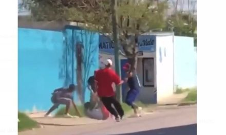 Se agarran a machetazos en Acuña (video)