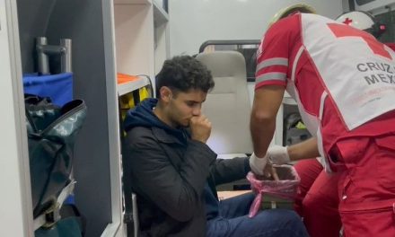 Motociclista derrapa y se fractura los dedos de la mano en Saltillo