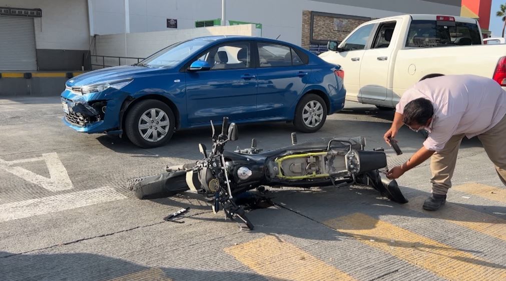 Manda a motociclista al hospital, sobre calzada Antonio Narro en Saltillo