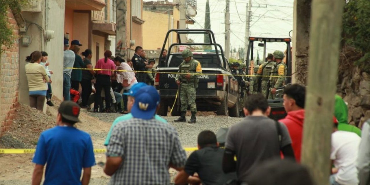 Mueren dos hombres sepultados en zanja de drenaje en León, Guanajuato