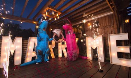 ¡Amor jurásico! Pareja saltillense se propone matrimonio vestidos de dinosaurios