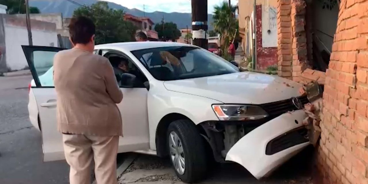 Saltillo: Se pasa alto y choca contra un domicilio en la colonia González
