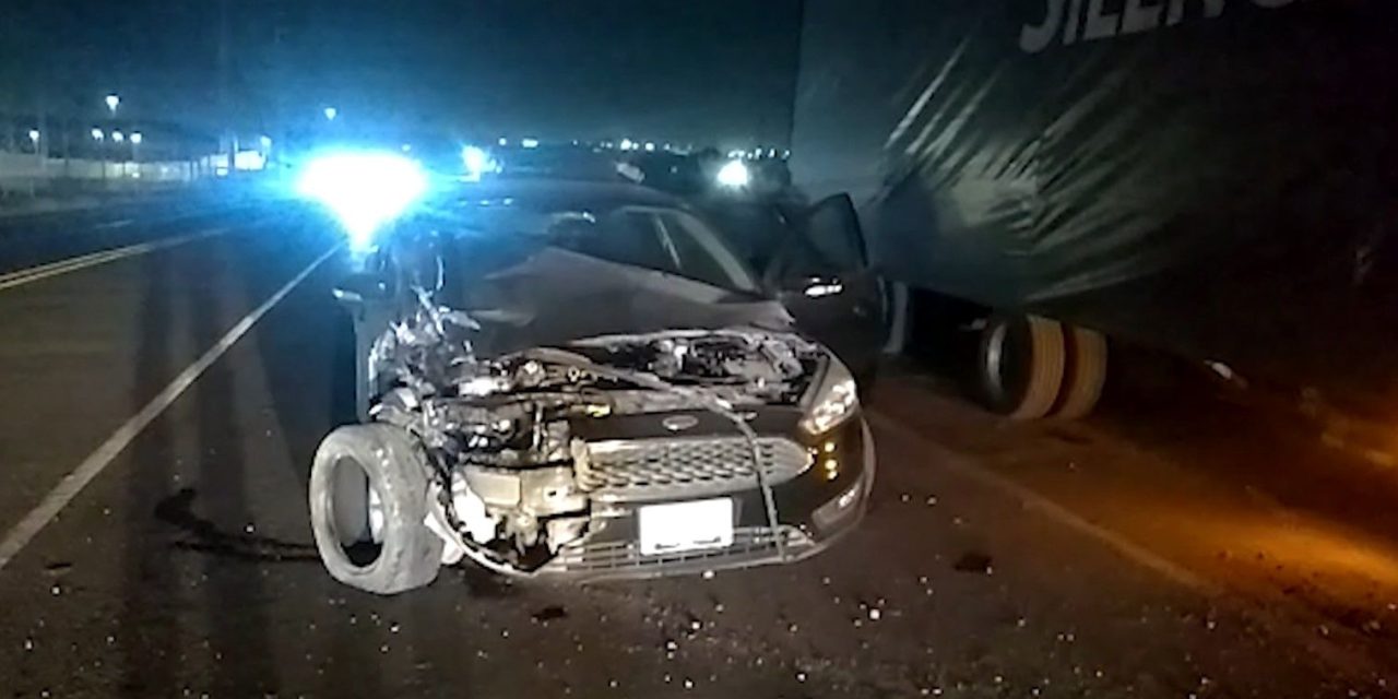 Se le atraviesa perro a conductor y ocasiona que choque con un tráiler en Ramos Arizpe