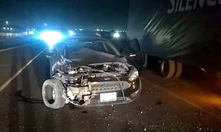 Se le atraviesa perro a conductor y ocasiona que choque con un tráiler en Ramos Arizpe