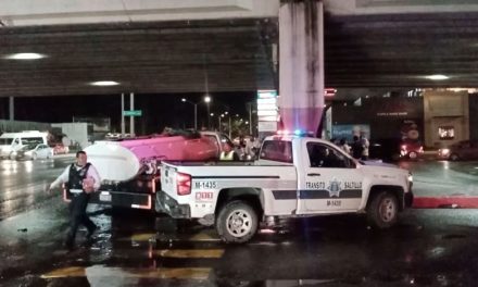 Saltillo: Pipa de agua se pasa alto y causa que vehículo se impacte en bulevar V. Carranza