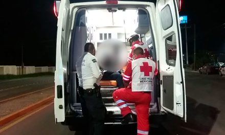 Saltillo: Policía se accidenta en su moto; sufrió lesiones en la cabeza