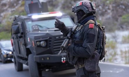 Convoy de vacunación queda atrapado en ataque armado en Nuevo León… muere un policía