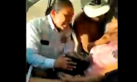 Oficiales de Neza ayudan a mujer a tener a su bebé en la patrulla (video)