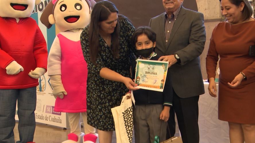 Reconocen talento de niños que dibujaron sus valores, en Saltillo