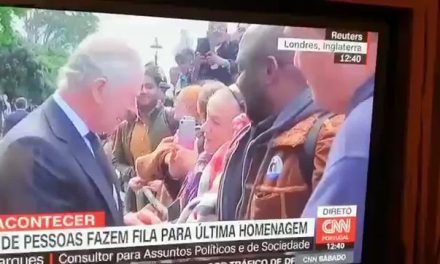 ¿El rey Carlos III evitó saludar a una persona por su color de piel? (video)