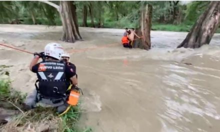 El momento exacto en que rescatan a dos familias de morir ahogadas en el río La Silla de Nuevo León (video)