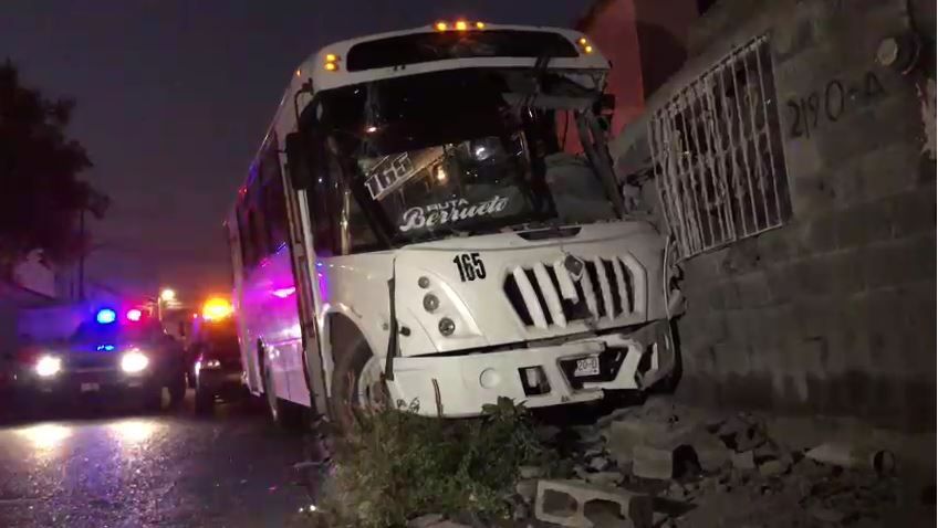 Convulsiona chofer de transporte de personal y choca contra domicilio en Saltillo
